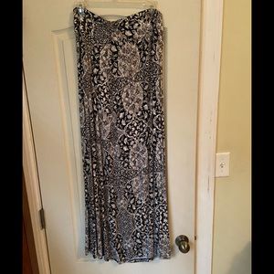 Beautiful skirt! Colors are black, white & cream